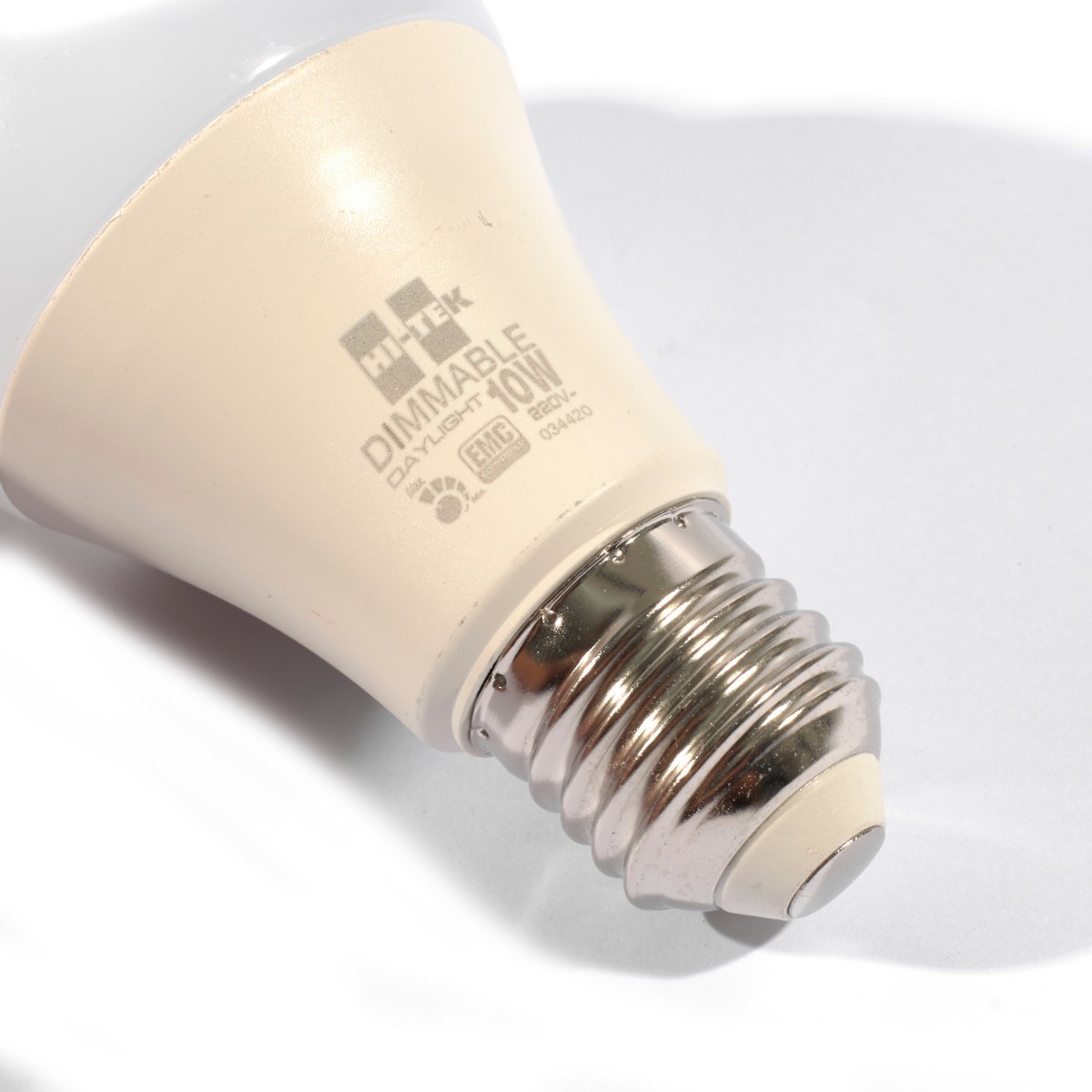 หลอด LED E27 หรี่ได้ 10W แสงขาว DAY