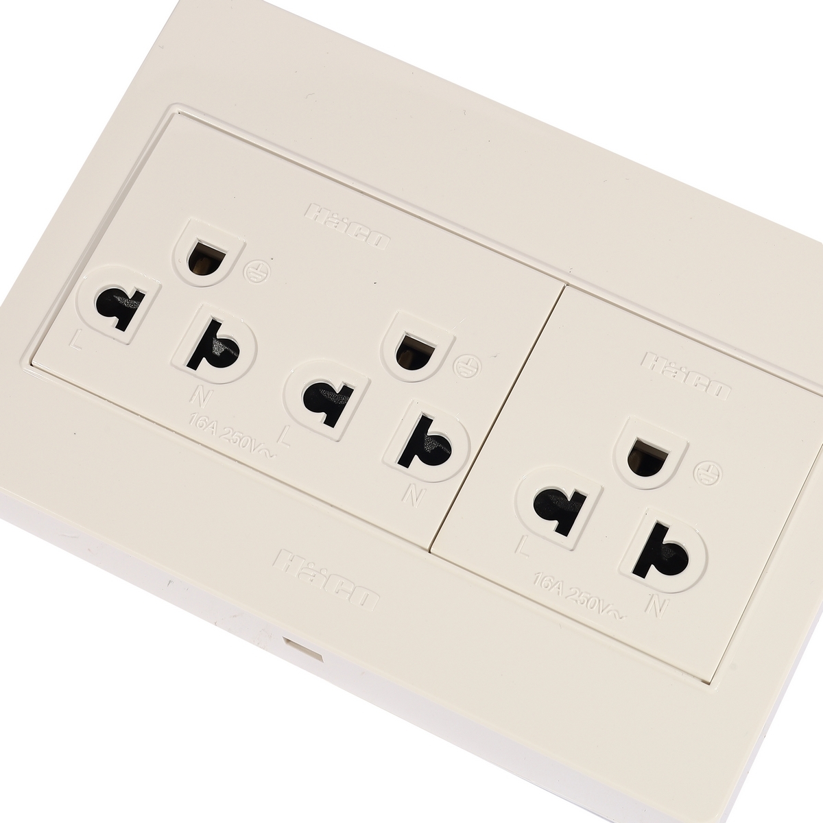M4N-E30 เต้ารับ 3 ขั้ว3 ช่อง 16A 250V